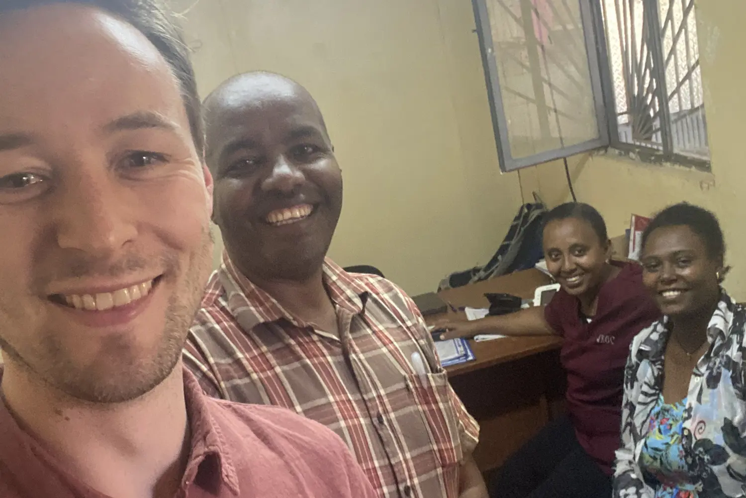 En gruppe mennesker som poserer for kameraet