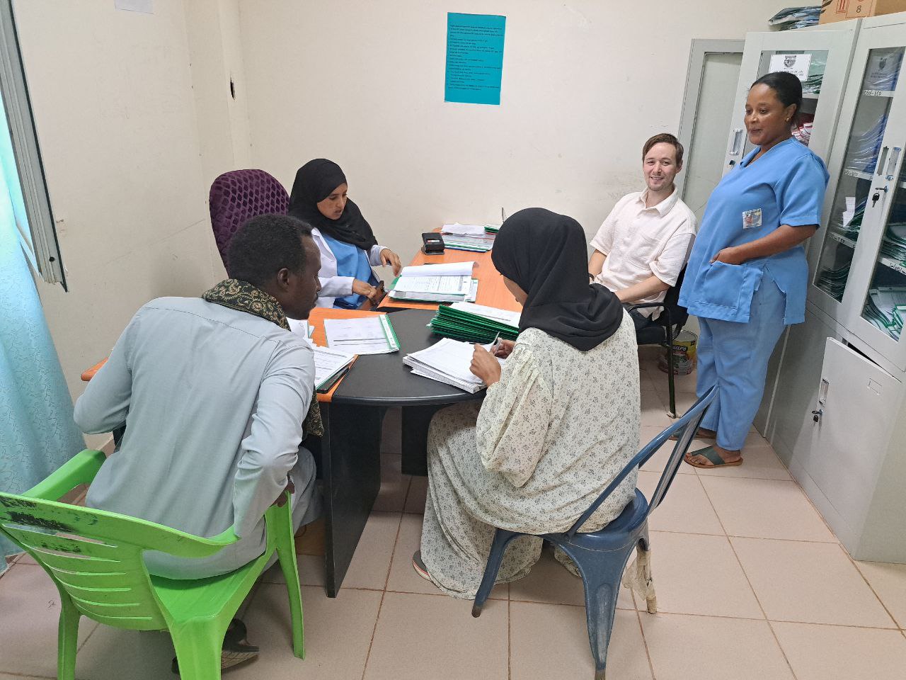 En gruppe mennesker som sitter rundt et bord