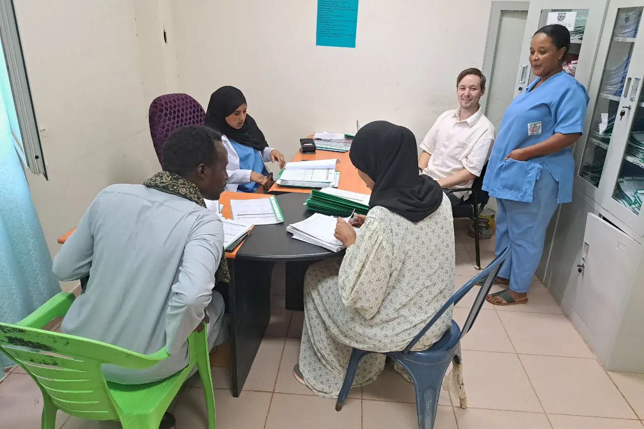 En gruppe mennesker som sitter rundt et bord