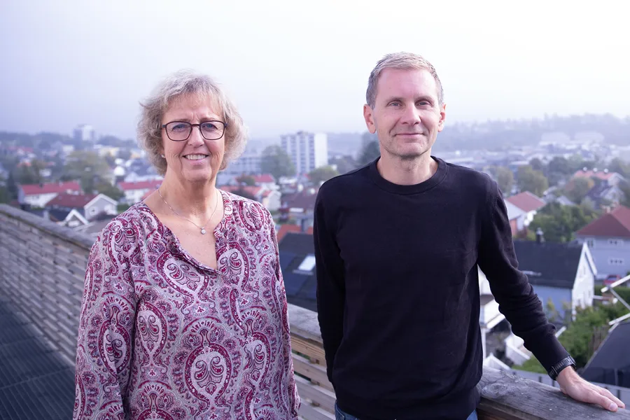 En mann og kvinne som poserer for et bilde