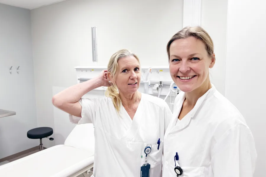 Et par kvinner i hvite frakker