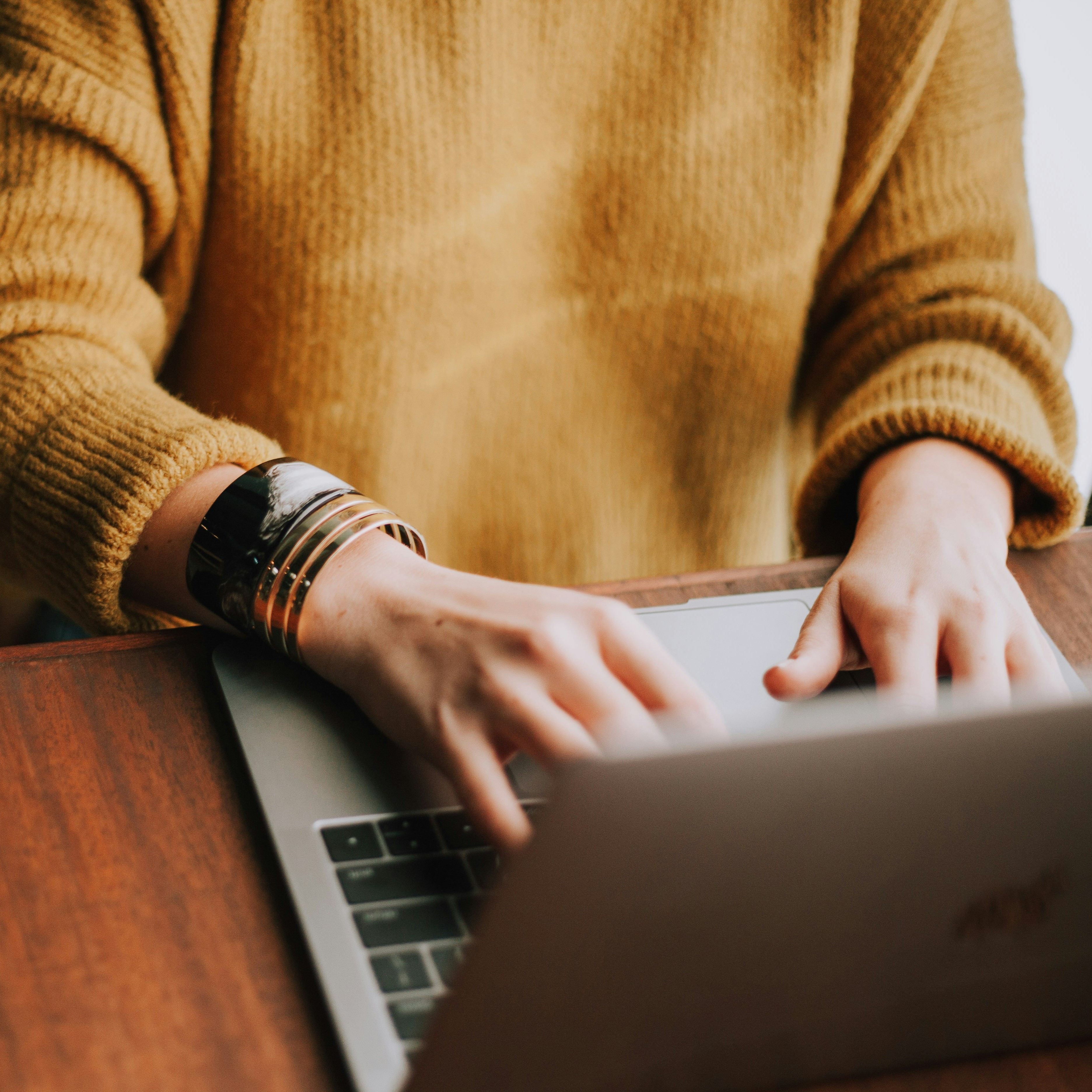 En person som bruker en bærbar datamaskin