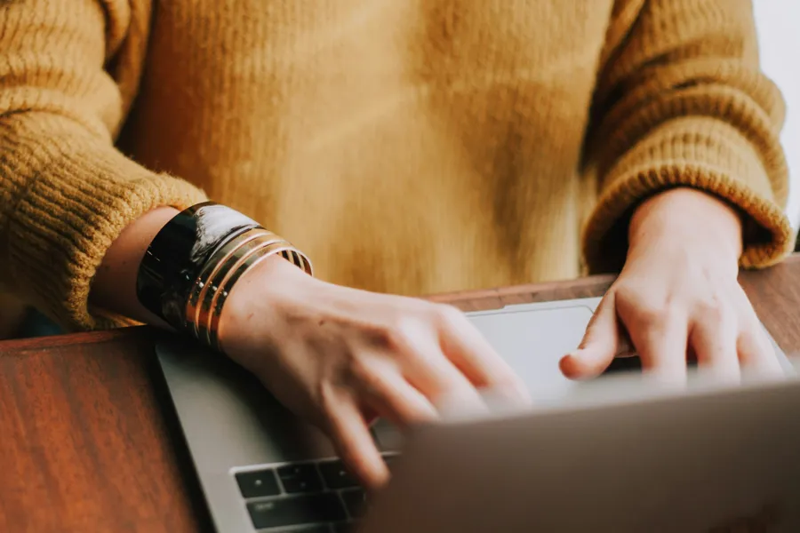 En person som bruker en bærbar datamaskin