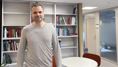 En person som står i et rom