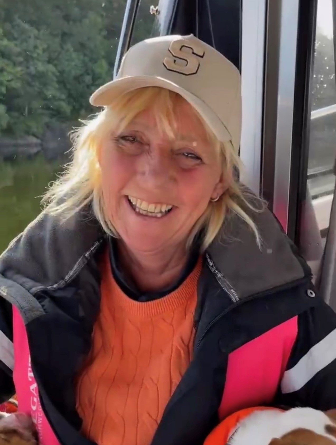 En kvinne som smiler til kameraet