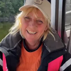 En kvinne som smiler til kameraet