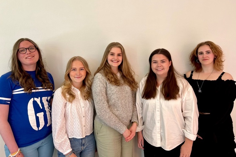 En gruppe kvinner som poserer for et bilde