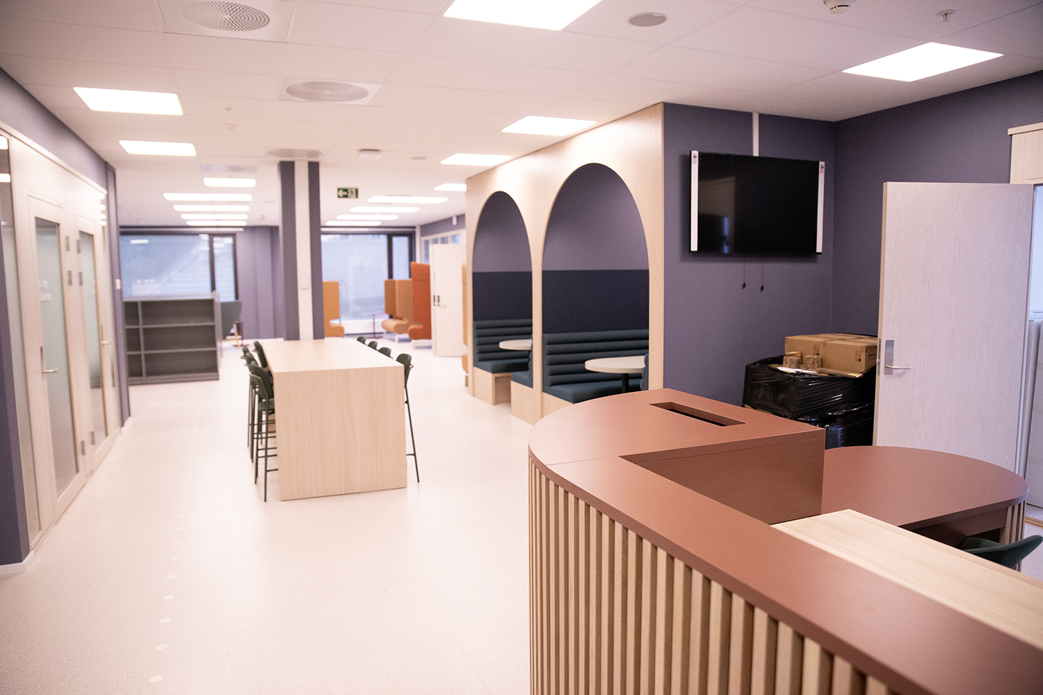 Et rom med bord og stoler