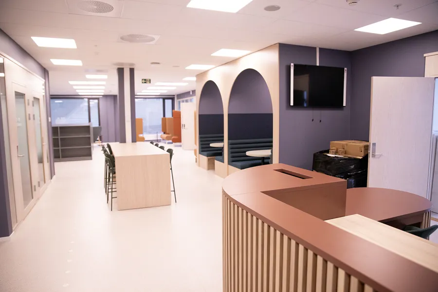 Et rom med bord og stoler