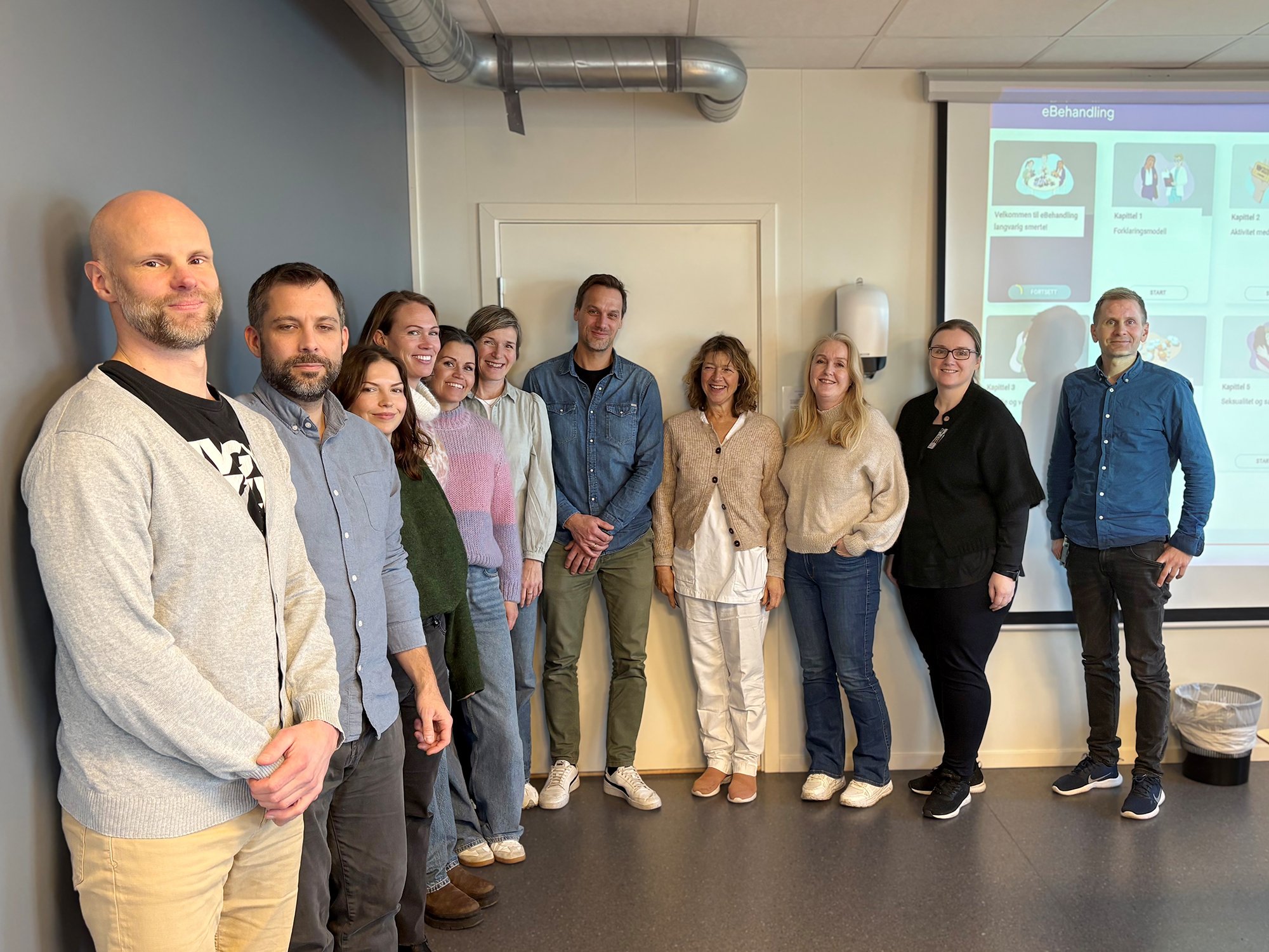 En gruppe mennesker som poserer for et bilde