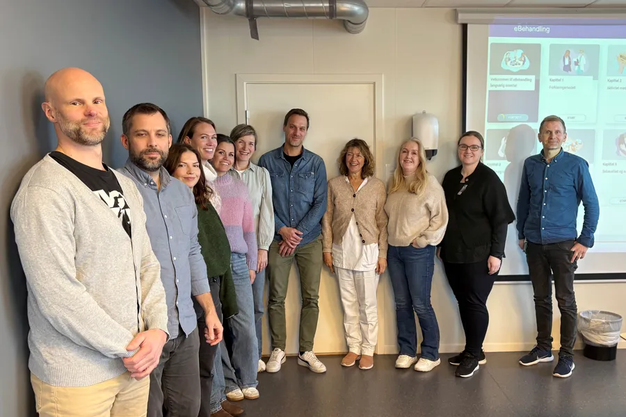 En gruppe mennesker som poserer for et bilde