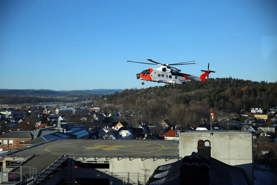 Et helikopter som flyr over en by