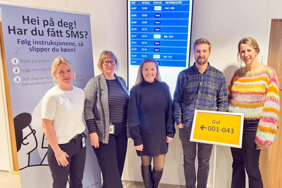 En gruppe mennesker som poserer for et bilde