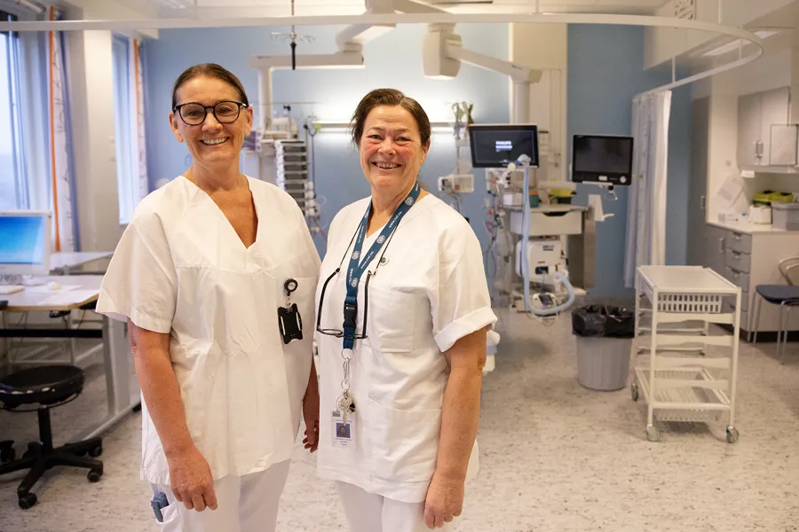 Et par personer i hvite laboratoriefrakker