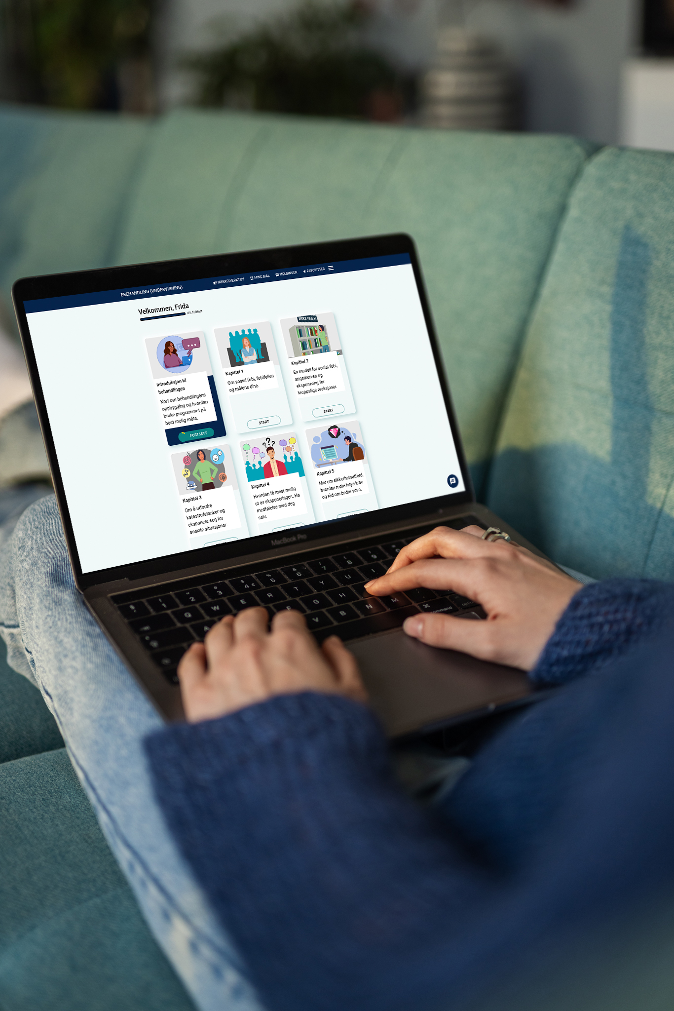 Hendene til en person som bruker en bærbar datamaskin, og skjermen med bilder fra eBehandlingsprogrammet