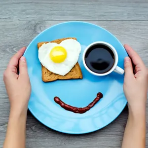 En tallerken med mat på