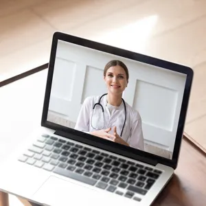 En person som sitter foran en bærbar datamaskin