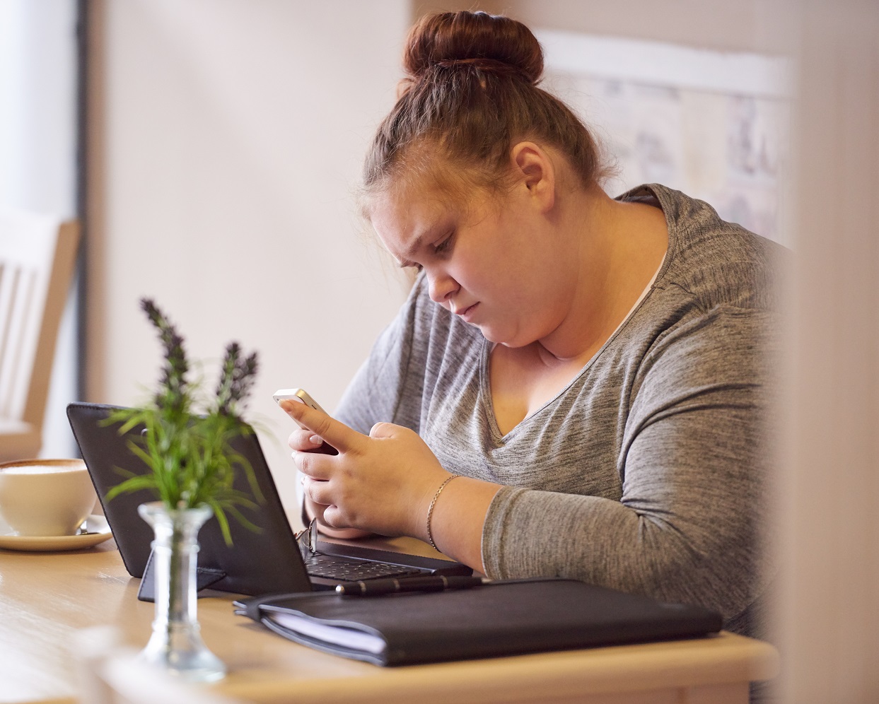 En mann som bruker en bærbar datamaskin