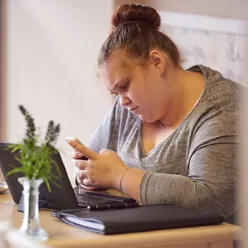 En mann som bruker en bærbar datamaskin