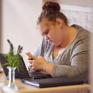 En mann som bruker en bærbar datamaskin