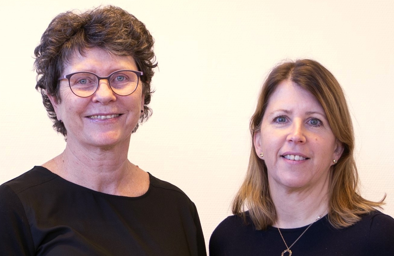 Et par kvinner som poserer for kameraet