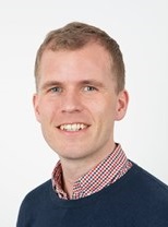 En gutt som smiler til kameraet