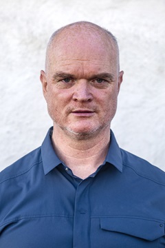 En mann med blå skjorte