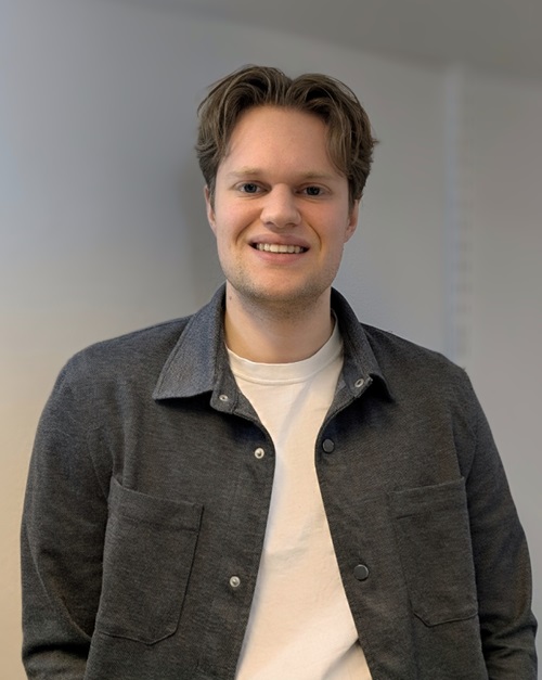 En mann som smiler til kameraet