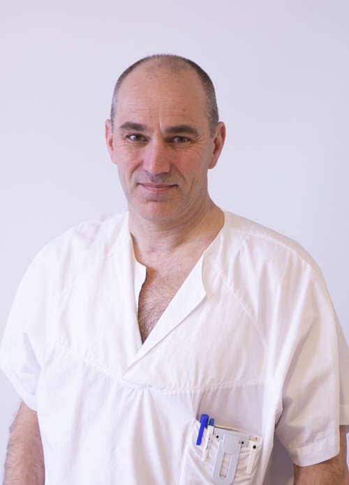 En mann iført hvit skjorte