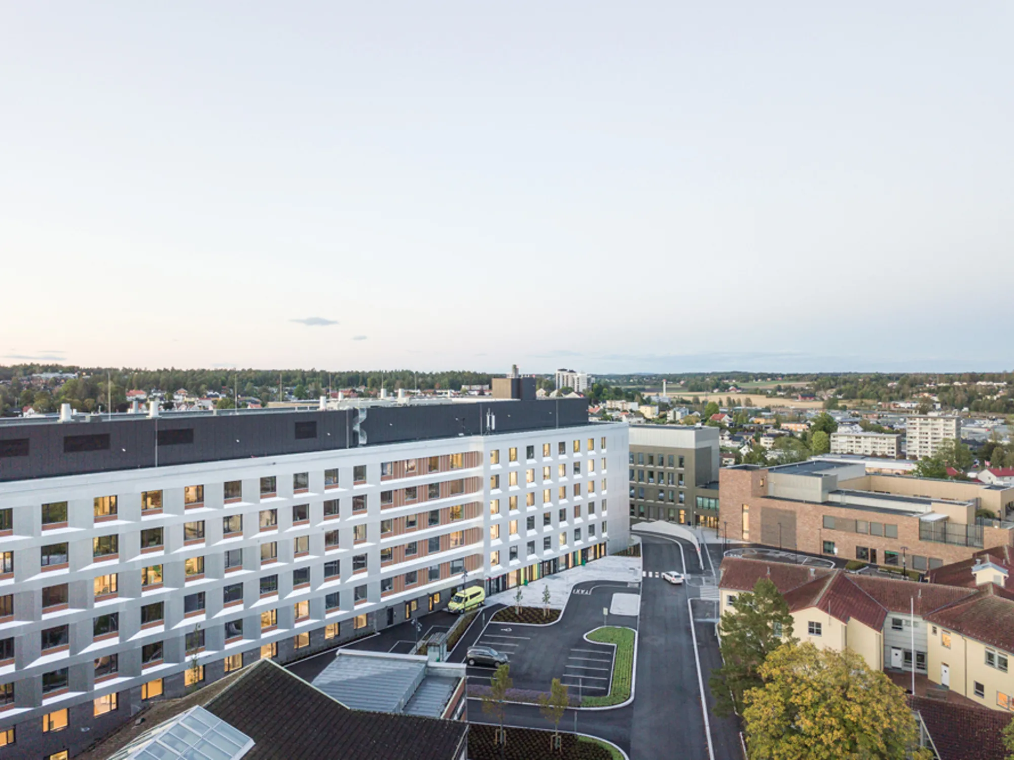 En stor bygning med mange vinduer
