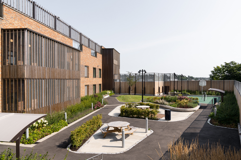 En bygning med benker og en gangvei