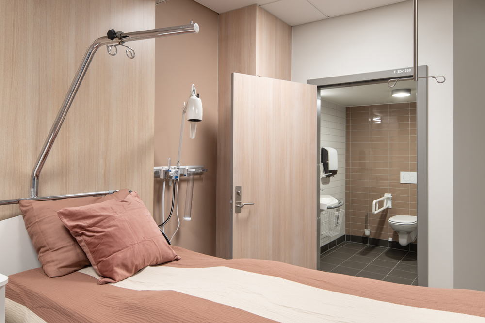 Et bad med en seng og en dusjenhet