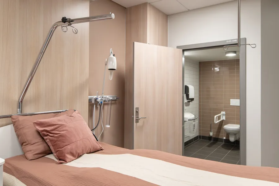 Et bad med en seng og en dusjenhet