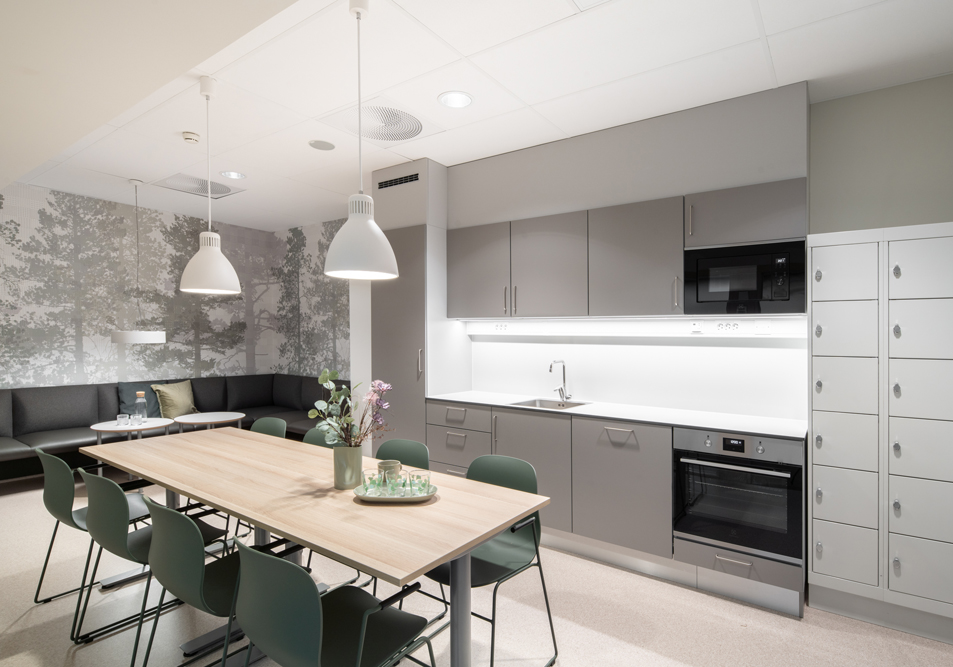 Et kjøkken med bord og stoler