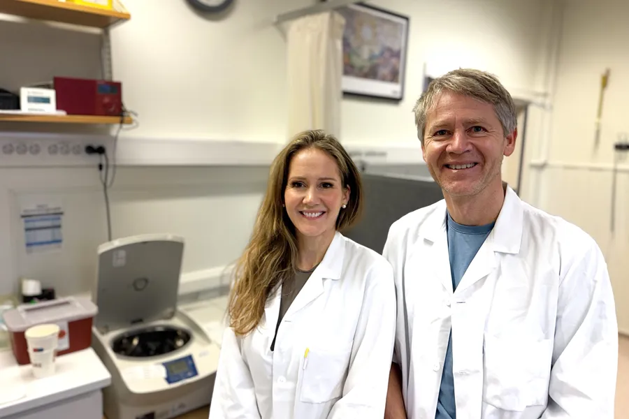 En mann og en kvinne i et laboratorium