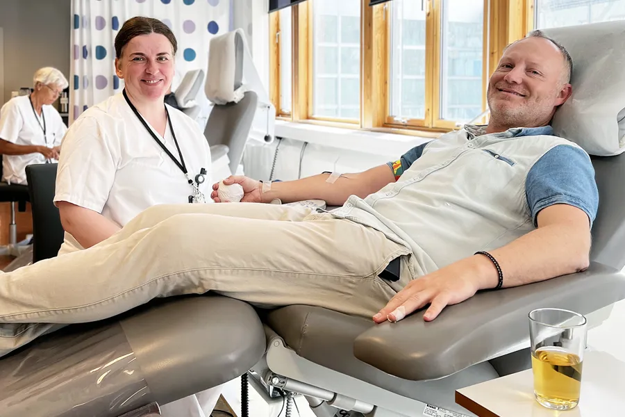 En mann og en kvinne som sitter i en lenestol