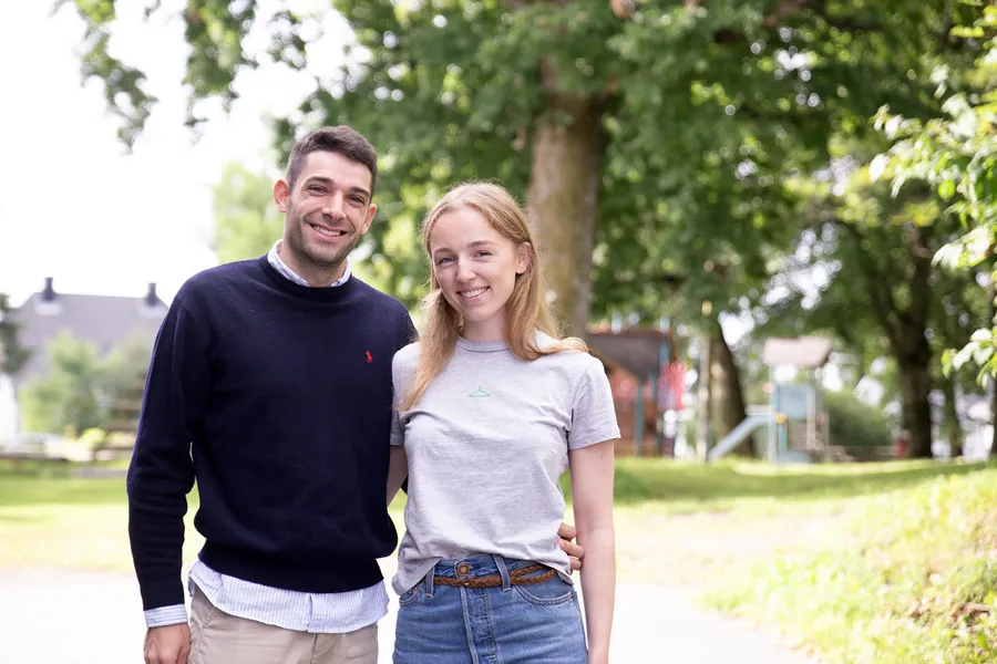 En mann og kvinne som poserer for et bilde