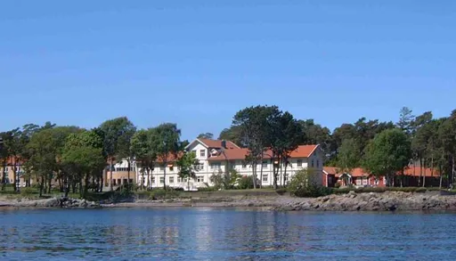 En vannmasse med hus langs den